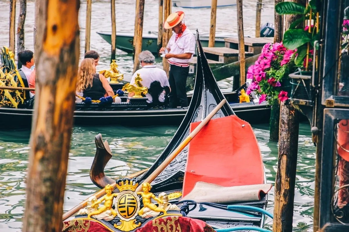 Un gondolier à Venise