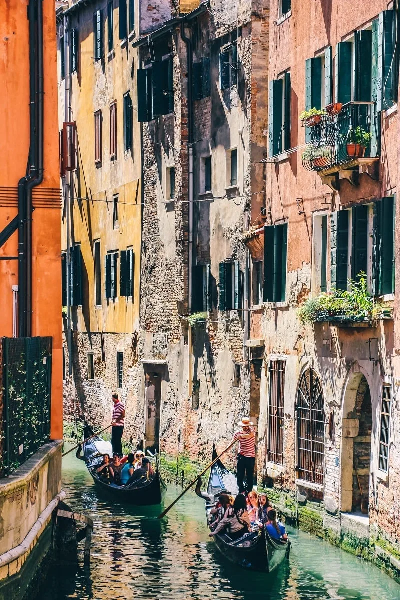 Gondoles sur un canal à Venise
