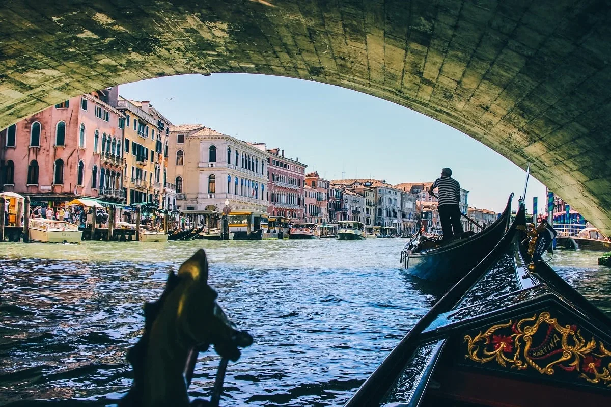 Sous le pont du Rialto, en gondole à Venise