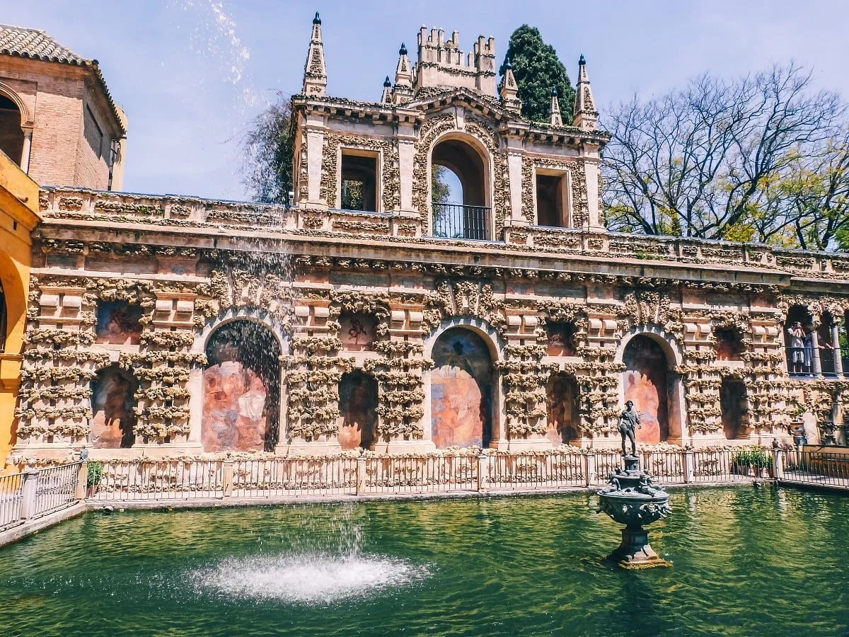 Un bassin dans les jardins de l'alcazar de Séville