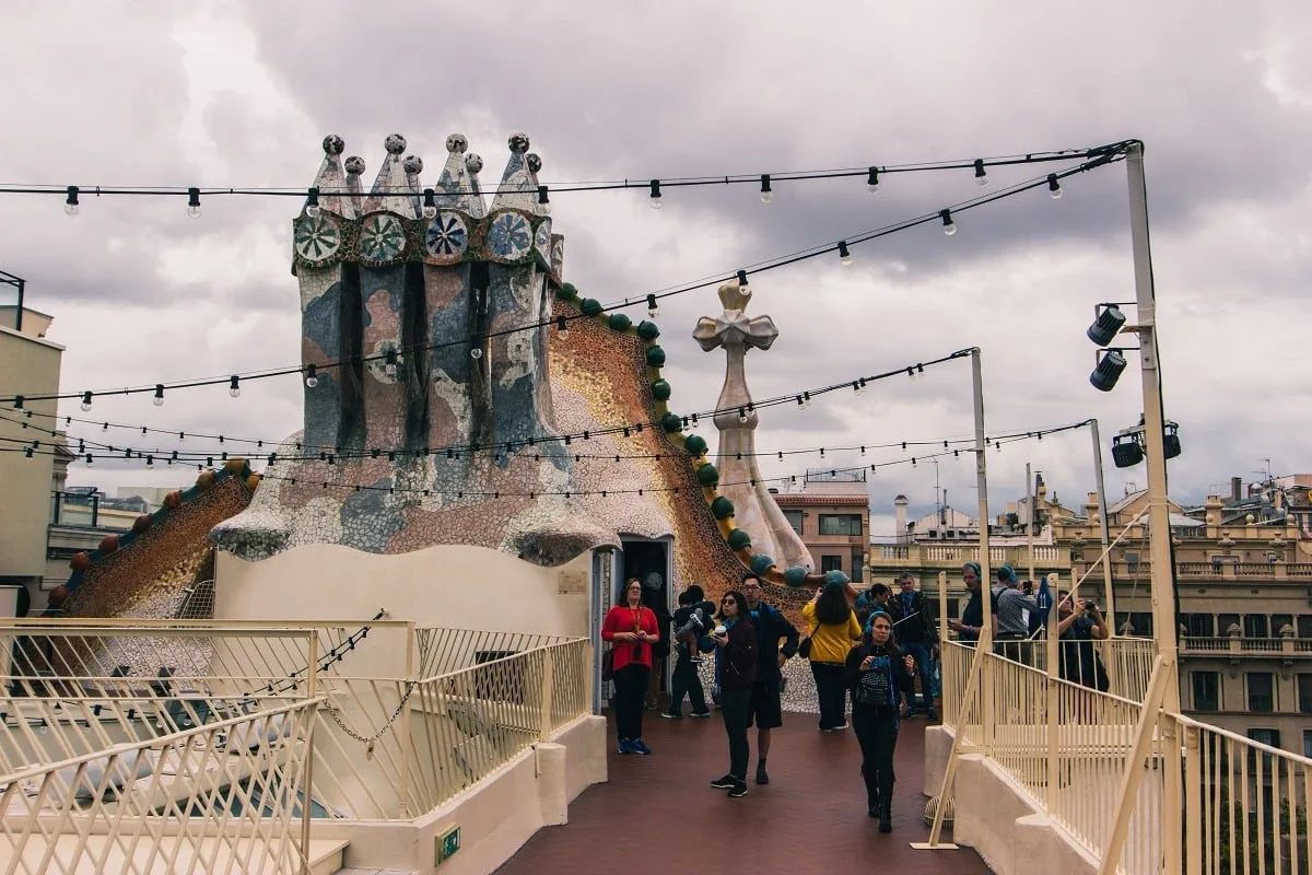 Cheminées sur les toits de la Casa Batllo de Barcelone