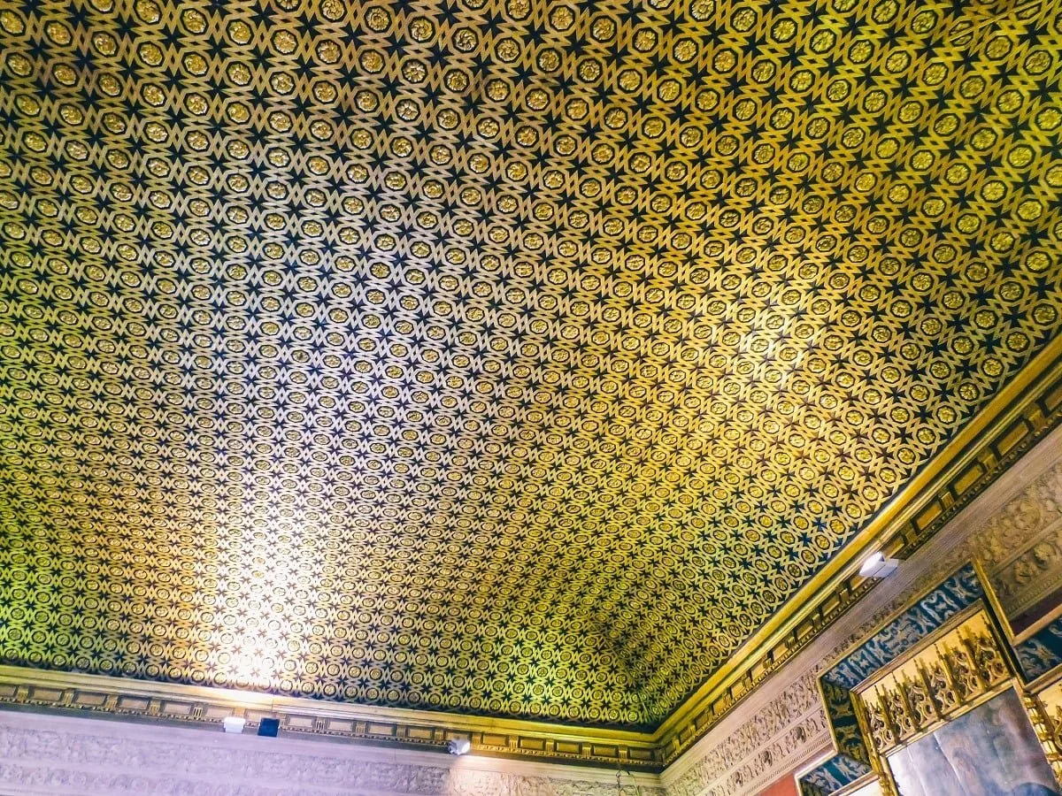 Plafond dans un palais de l'alcazar de Séville