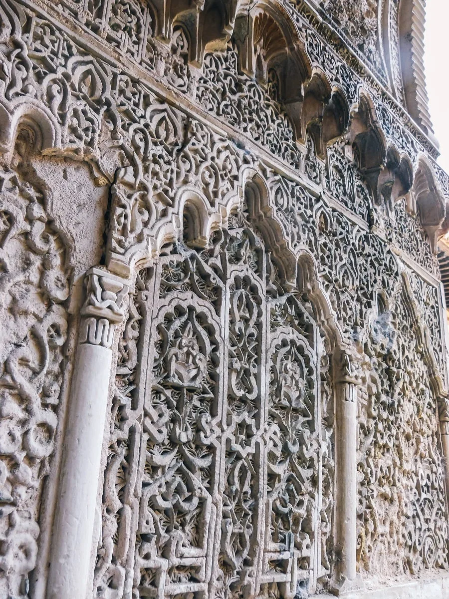 Décorations sur les murs de l'alcazar de Séville