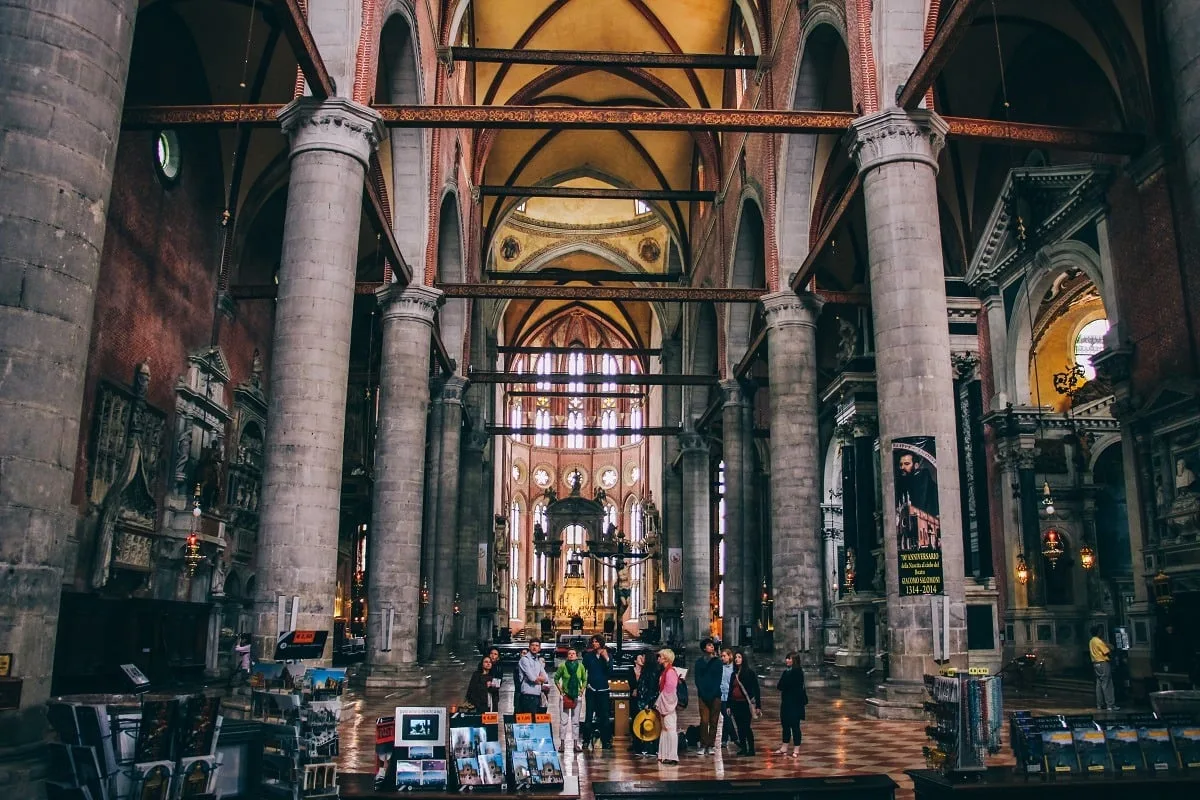 Visite de l'intérieur d'une église à Venise