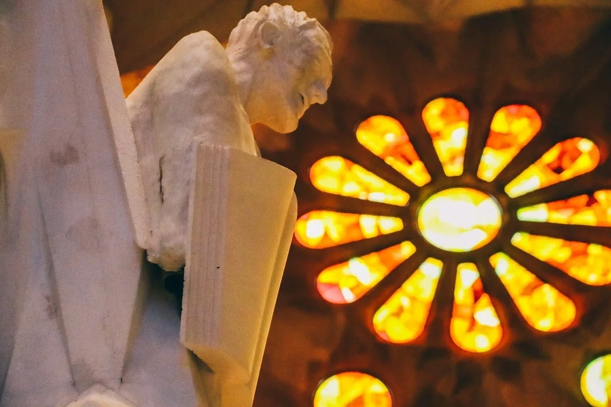 Statues et vitraux dans la Sagrada Familia à Barcelone