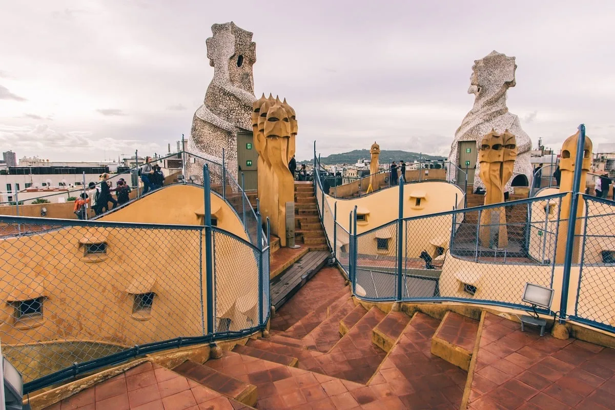 Sur les toits de la Casa Mila de Barcelone