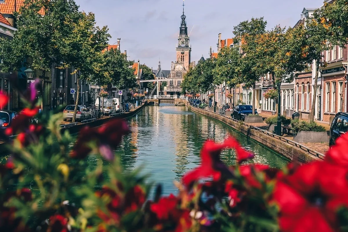 Un canal à Alkmaar, ville à visiter aux Pays-Bas