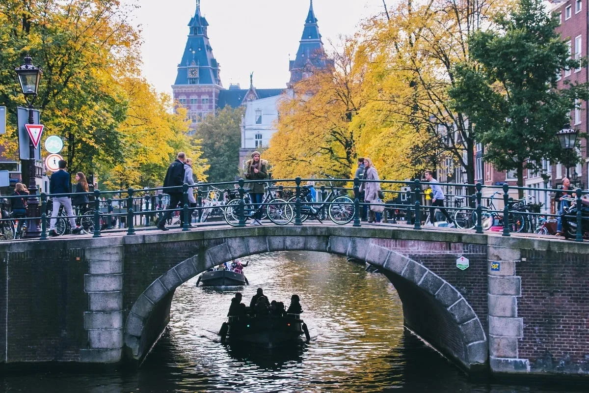 Bateaux sur les canaux d'Amsterdam