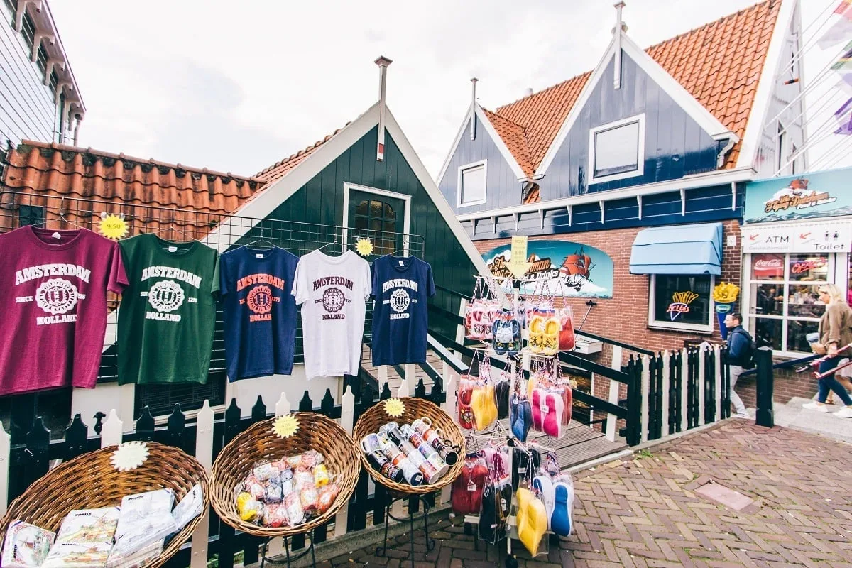 Boutique de souvenirs avec des T-shirts et objets