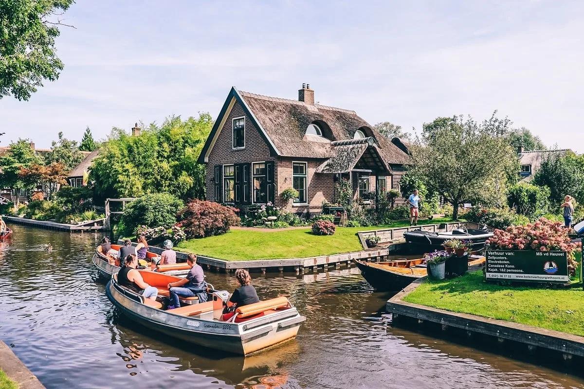 Les canaux du village de Giethoorn aux Pays-Bas