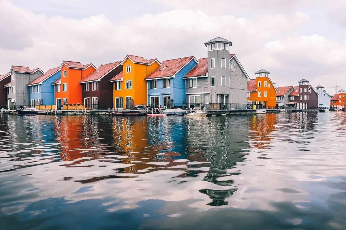 Maisons colorées dans un quartier moderne de Groningen aux Pays-Bas