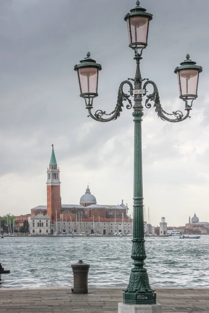 Lampadaire au bord du Grand Canal de Venise