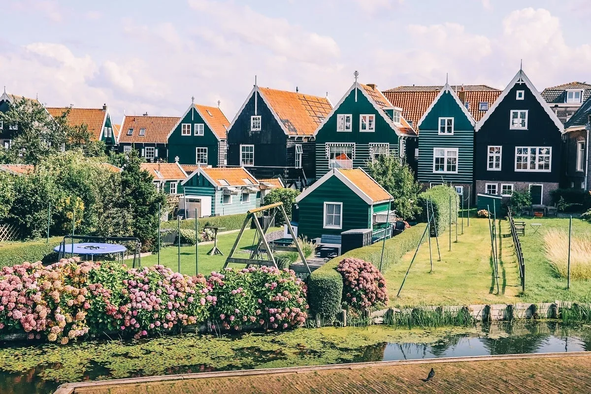 Maisons typiques avec de la verdure et des fleurs