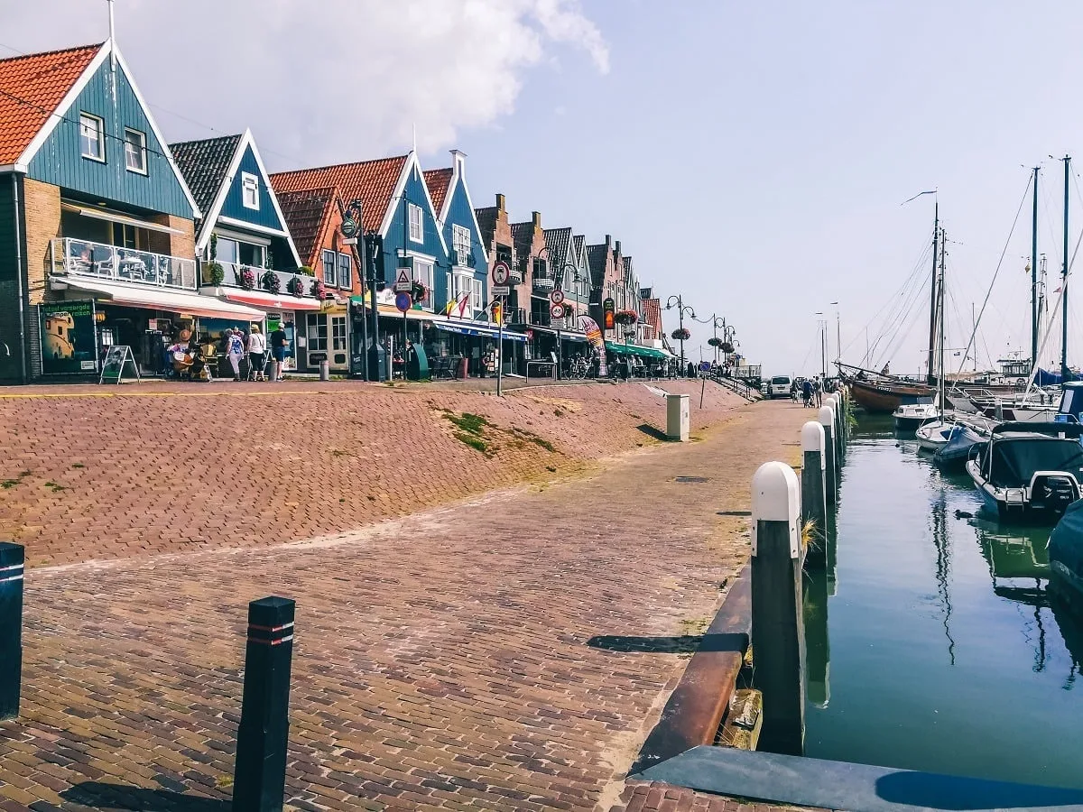 Le port avec les bâtiments colorés qui le bordent