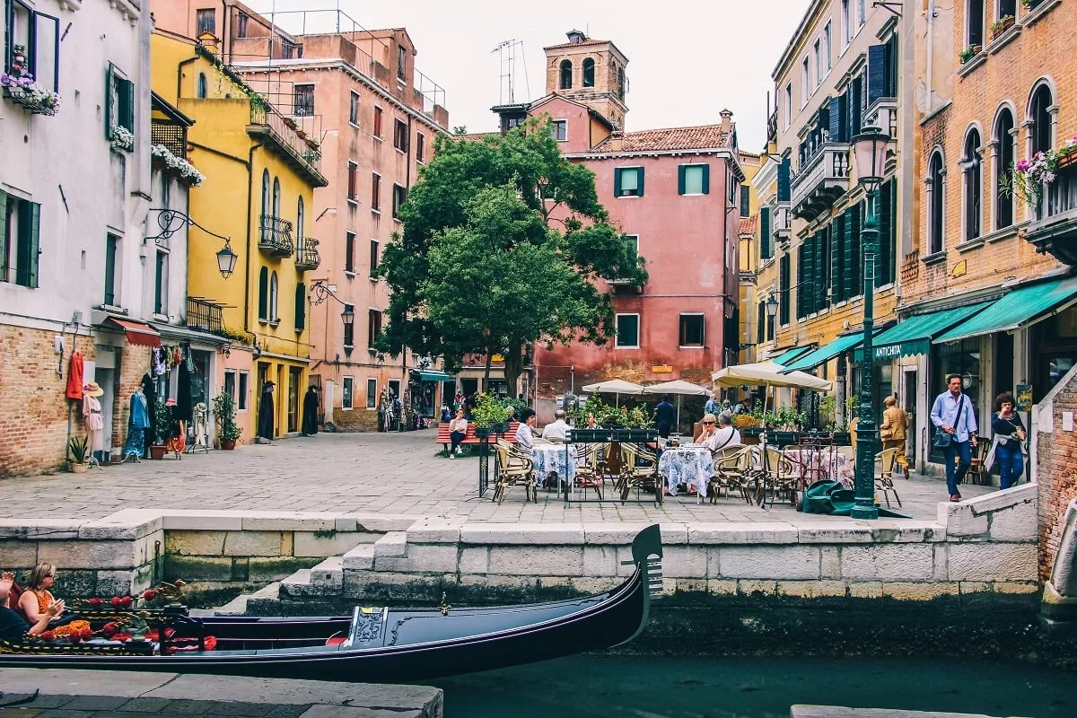 Une petite place dans Venise