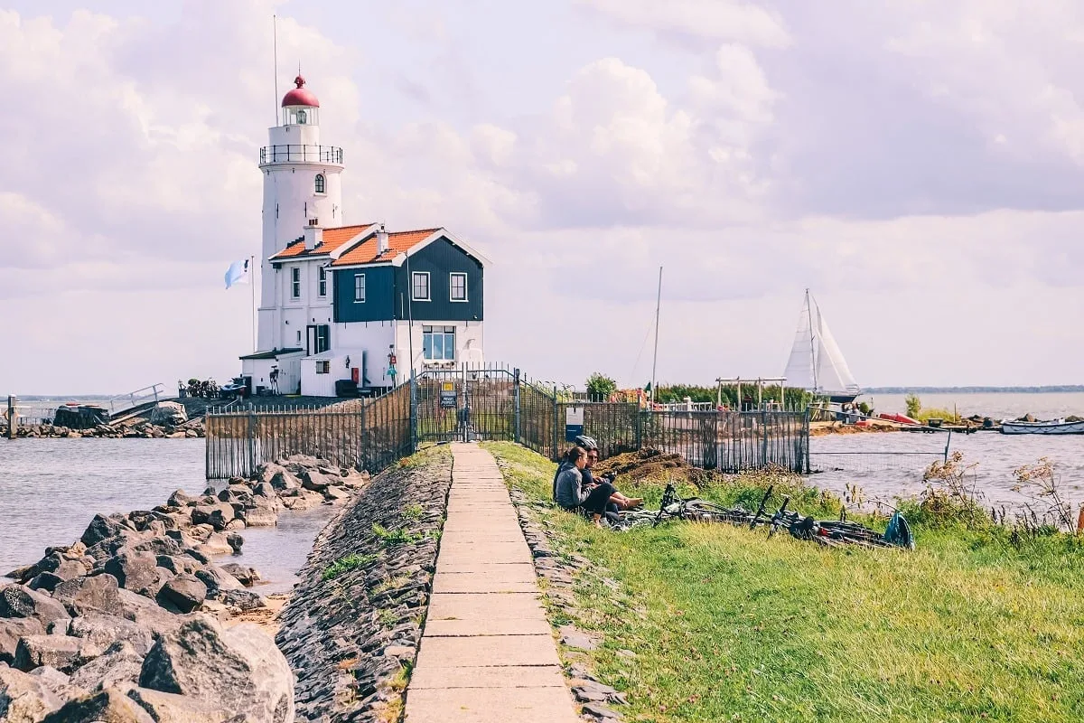 Le phare de Marken aux Pays-Bas