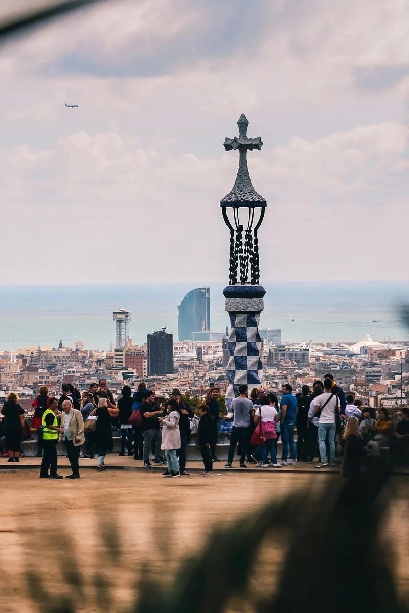 La place du parc Guëll avec le panorama sur Barcelone