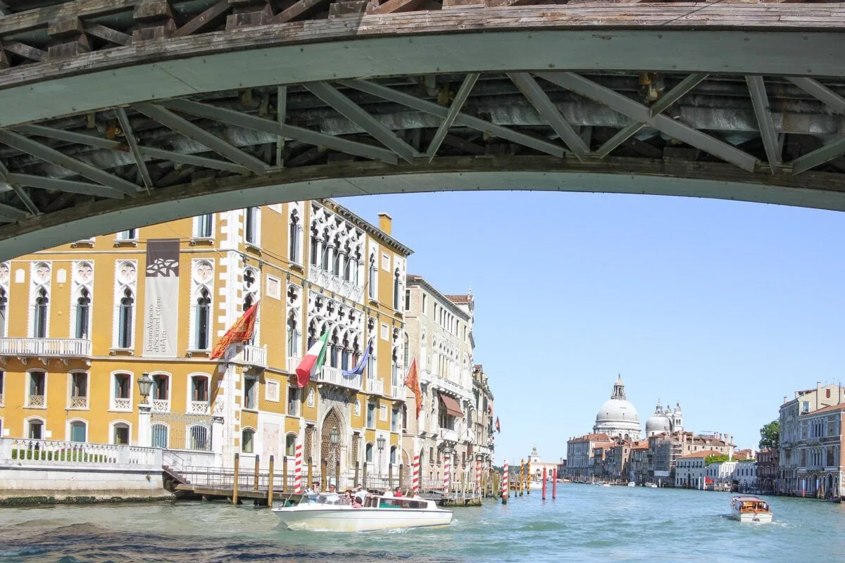 Sous un pont du Grand Canal à Venise