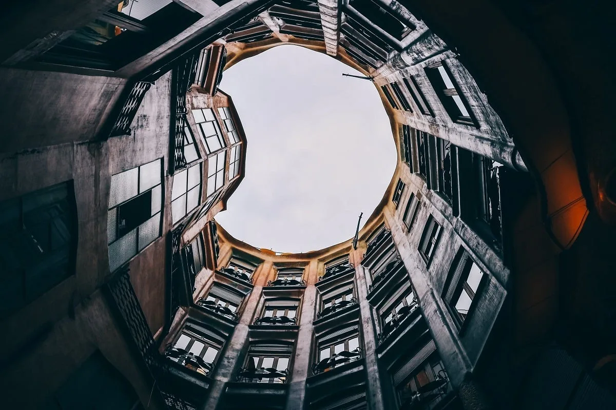 Vue depuis la cour intérieure de la Pedrera à Barcelone