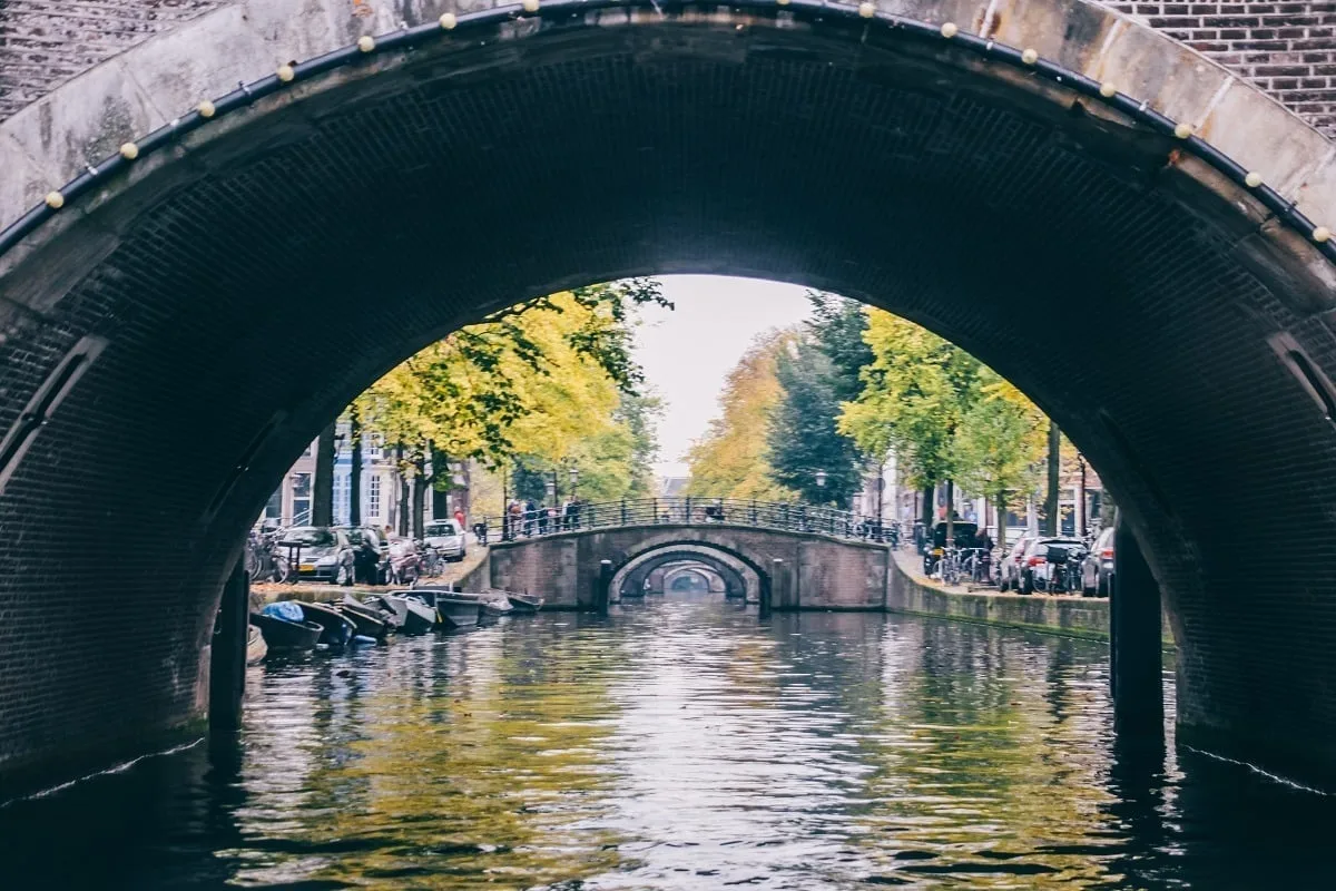 Alignement des 7 ponts vue depuis le canal