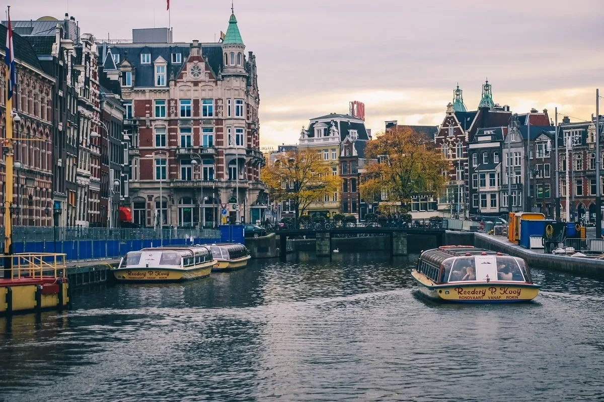 Vue sur un canal et la ville depuis un bateau de croisière