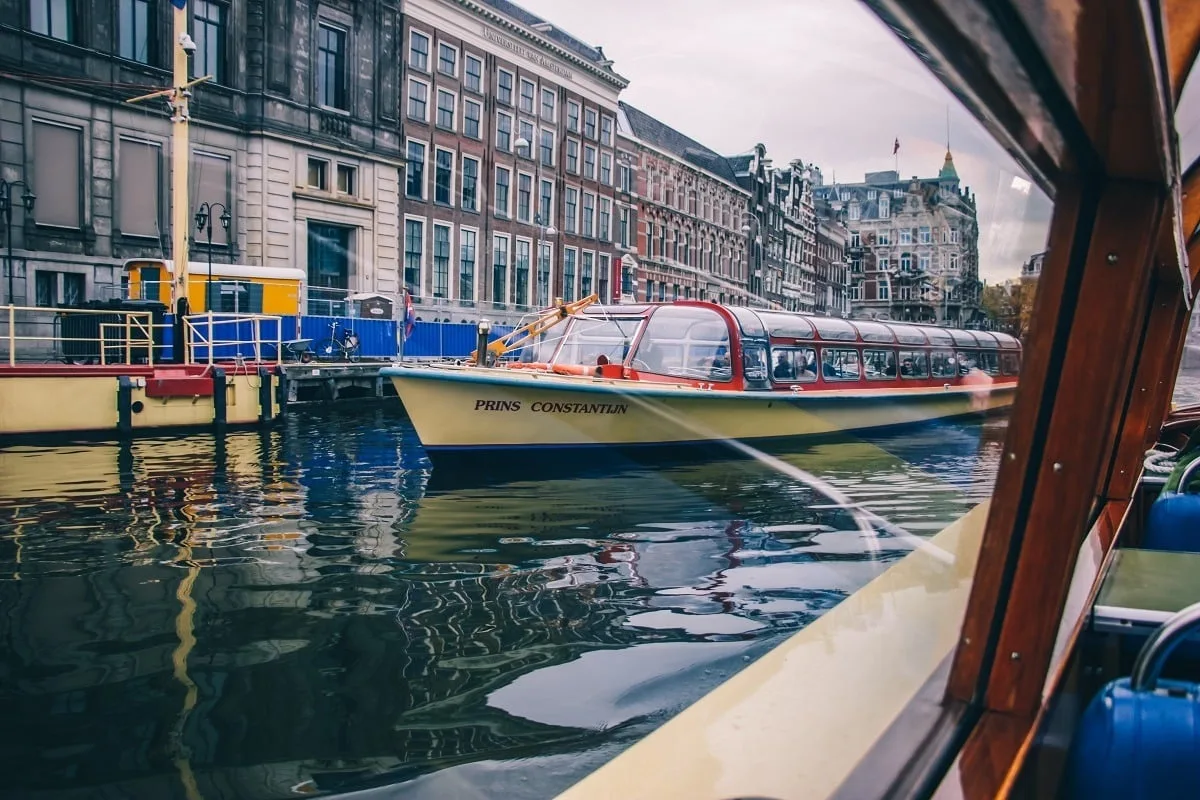 Dans un bateau de croisière sur les canaux d'Amsterdam
