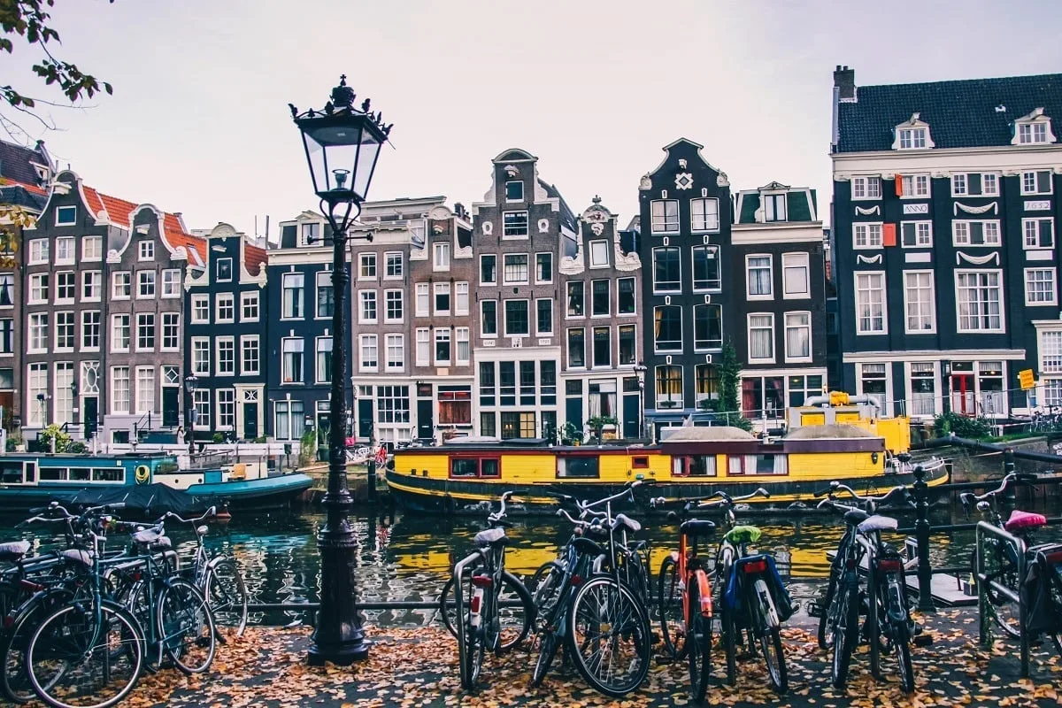 Façades de maisons que l'on rencontre durant la visite d'Amsterdam