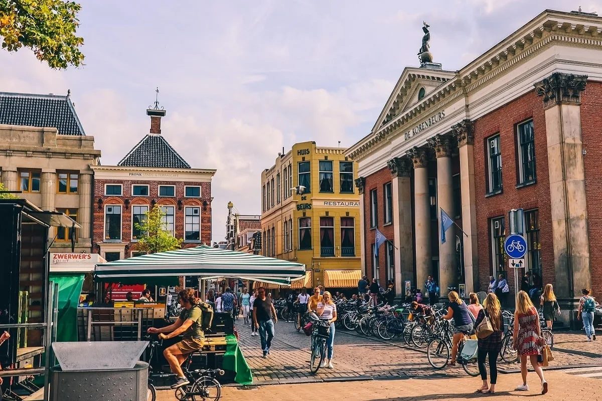 La place Vismarkt de Groningen