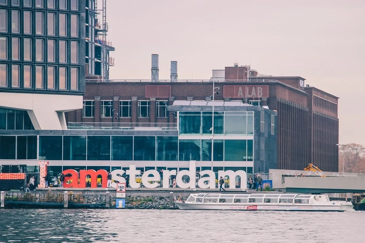 Les lettres "amsterdam" dans le port