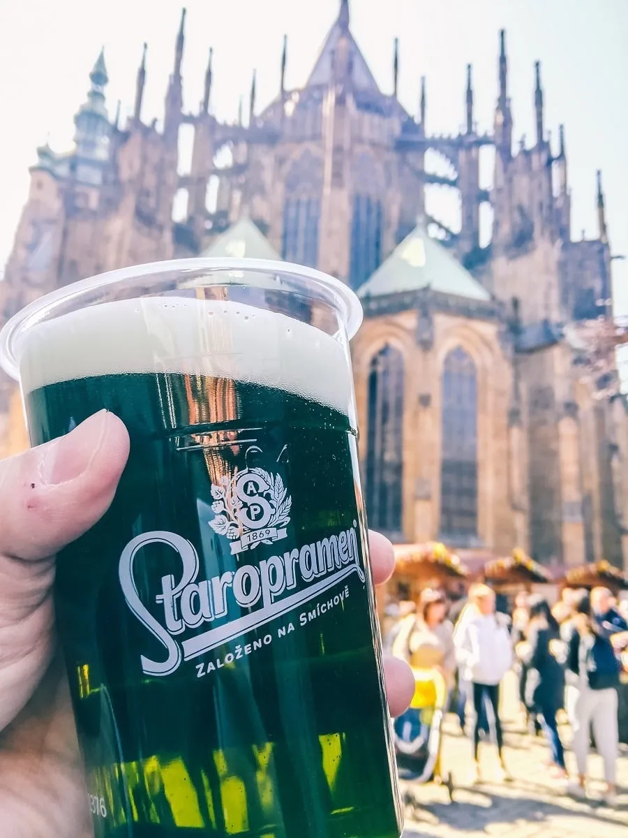 Bière verte à Prague