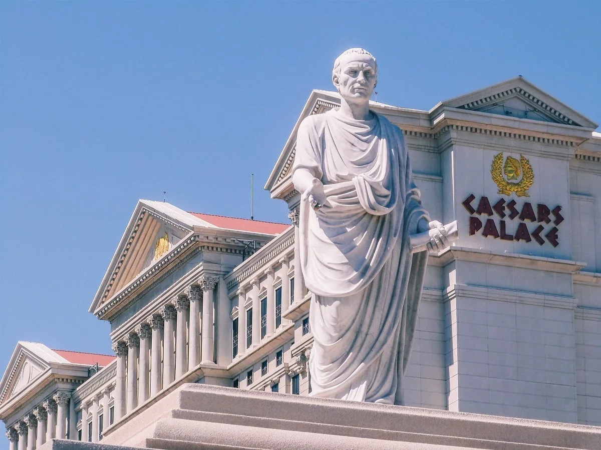 Façade du Caesars Palace avec statue d'Empereur Romain