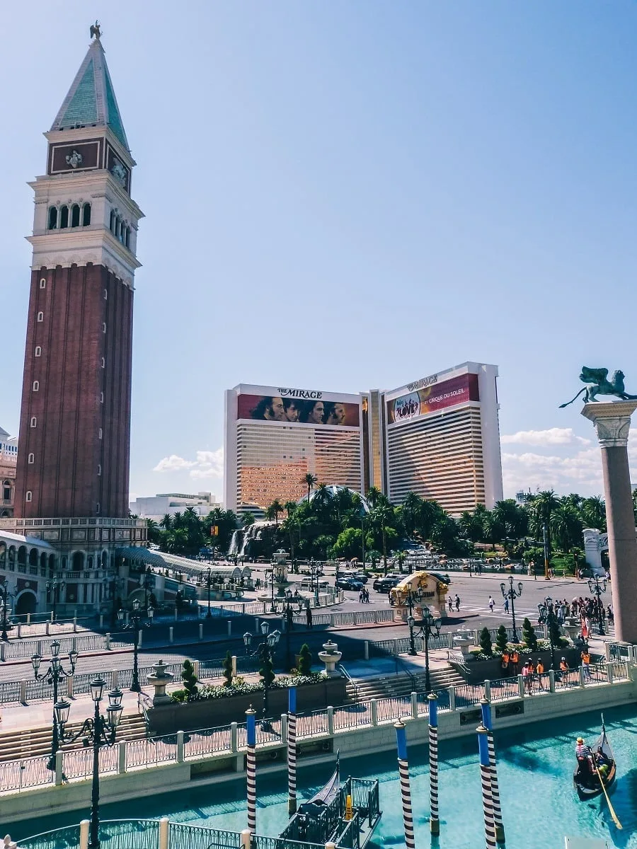 Campanile de l'hôtel Venetian, et Mirage au fond