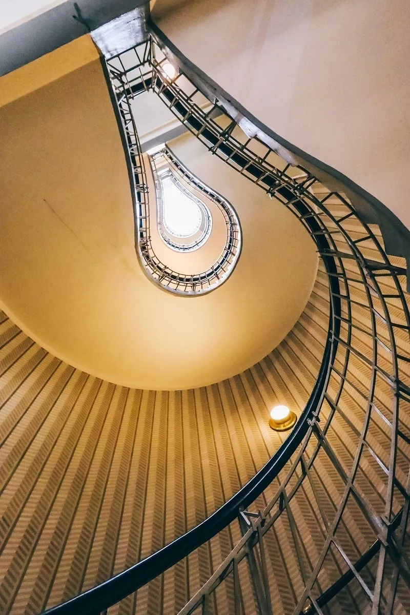 Escalier de la maison à la Vierge Noire à Prague