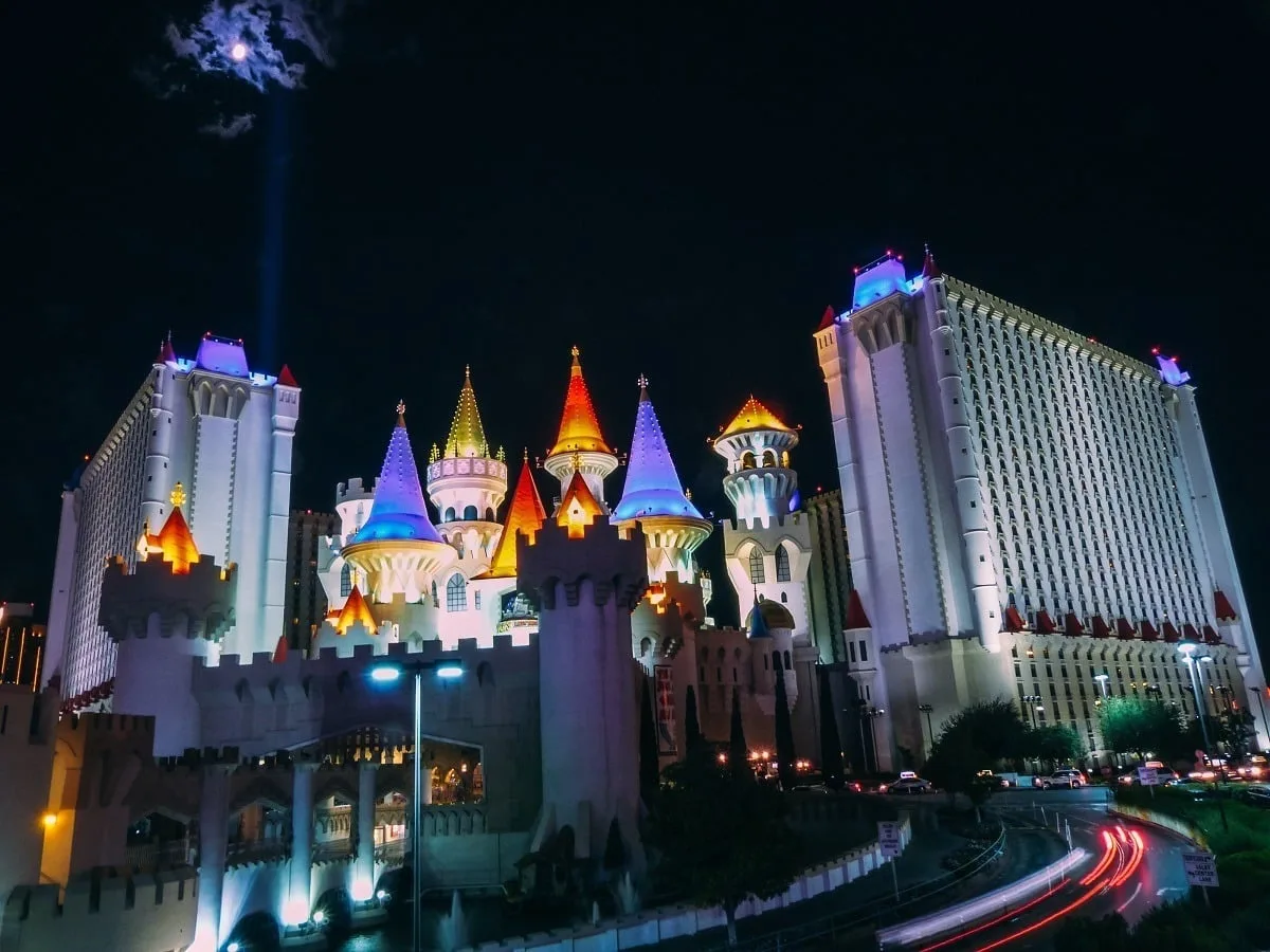 Hôtel Excalibur de Las Vegas éclairé de nuit