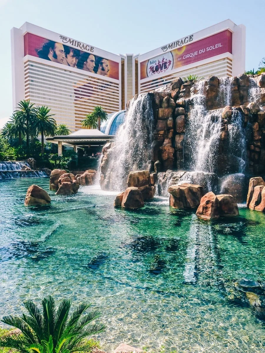 Hôtel The Mirage avec bassin et fontaine devant