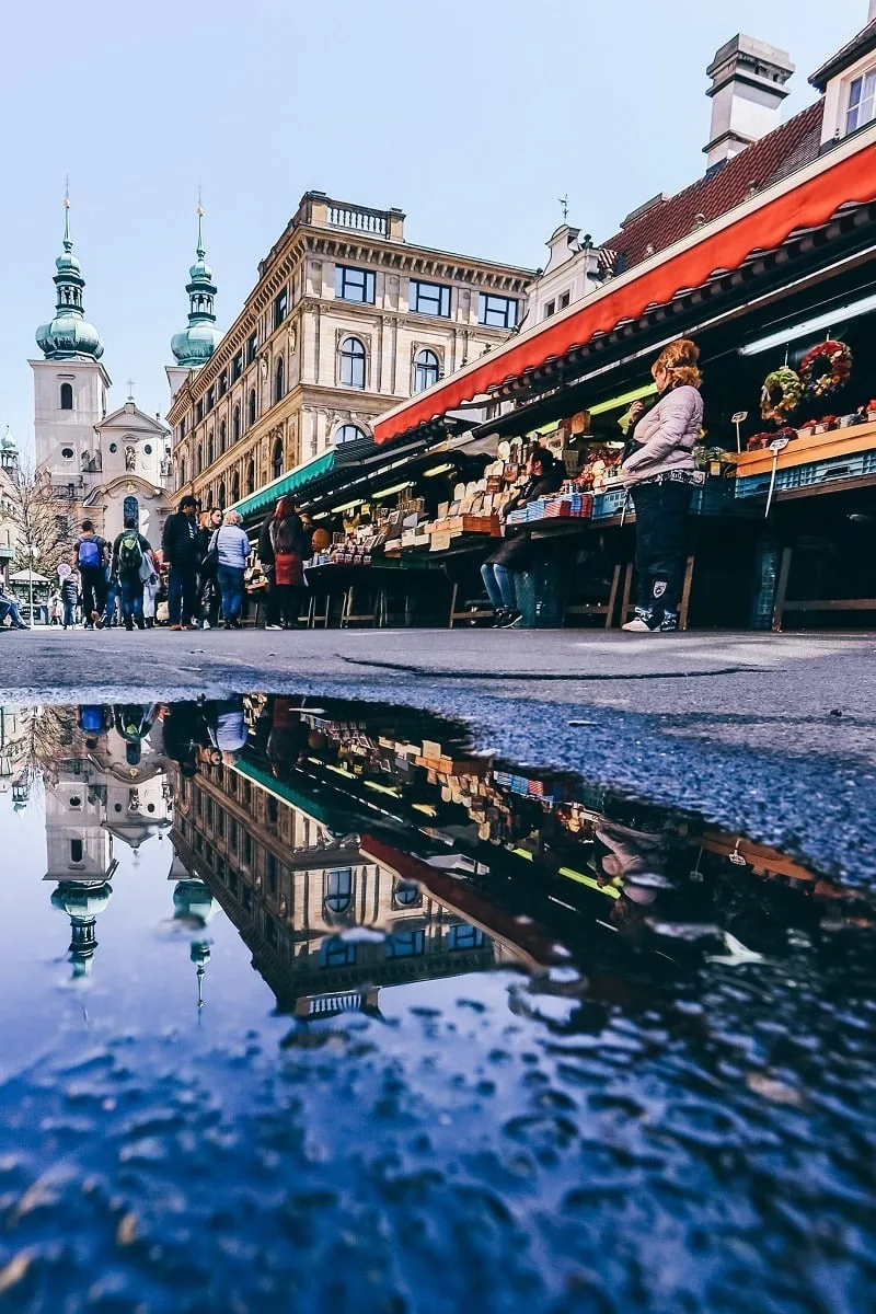 Sur le marché Saint-Gall à Prague