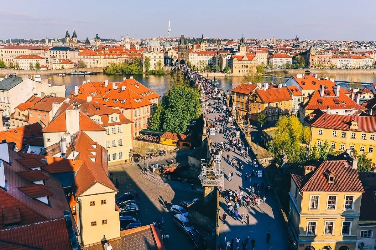 Vue sur Prague depuis une tour du Pont Charles
