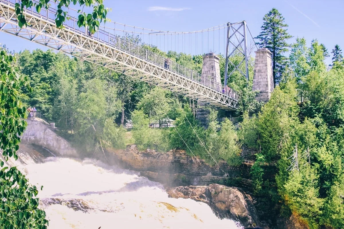 Pont suspendu au-dessus de la chute de Montmorency près de Québec