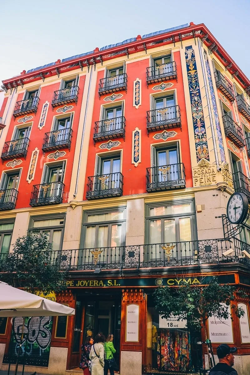 Bâtiment coloré dans le centre-ville de Madrid