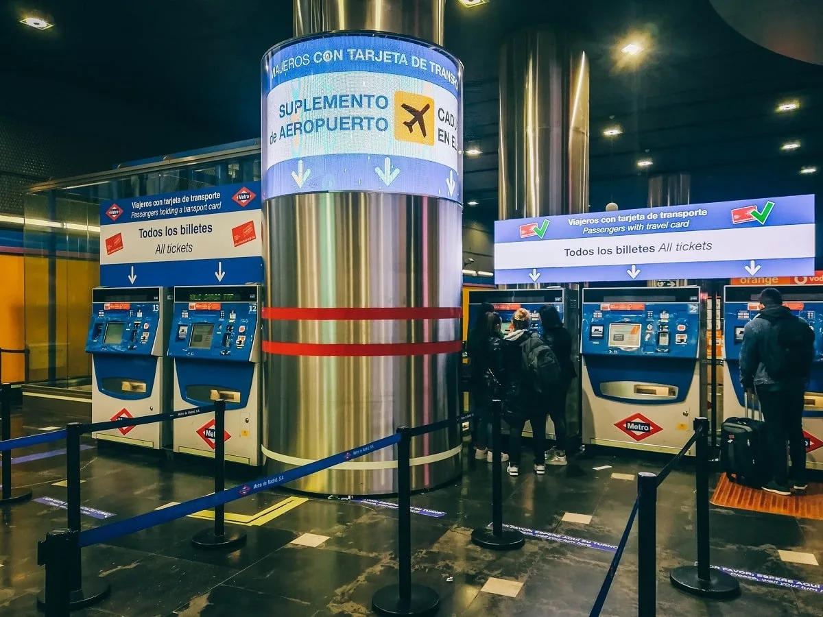 Bornes pour le métro à l'aéroport de Madrid