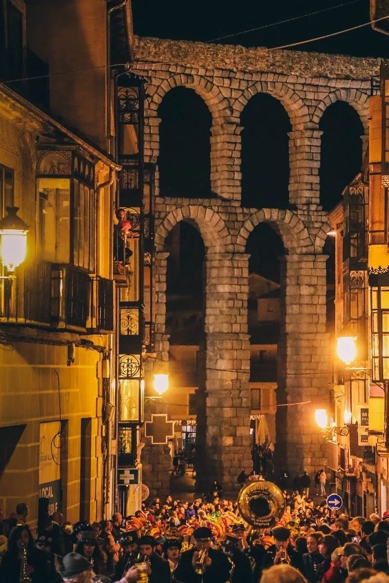 Dans Ségovie pendant le carnaval (de nuit)