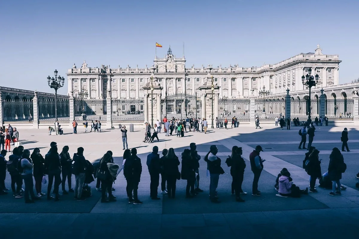 File d'attente pour visiter le Palais Royal de Madrid