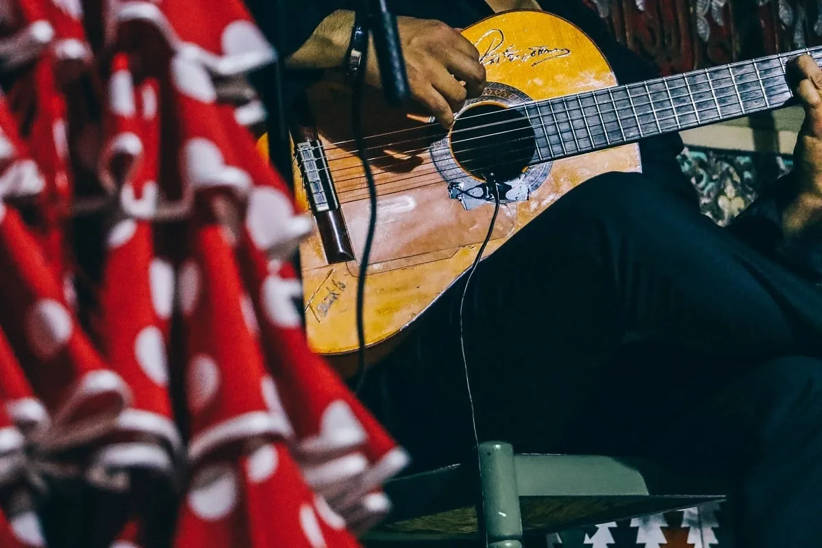 Guitare pendant un spectacle de flamenco