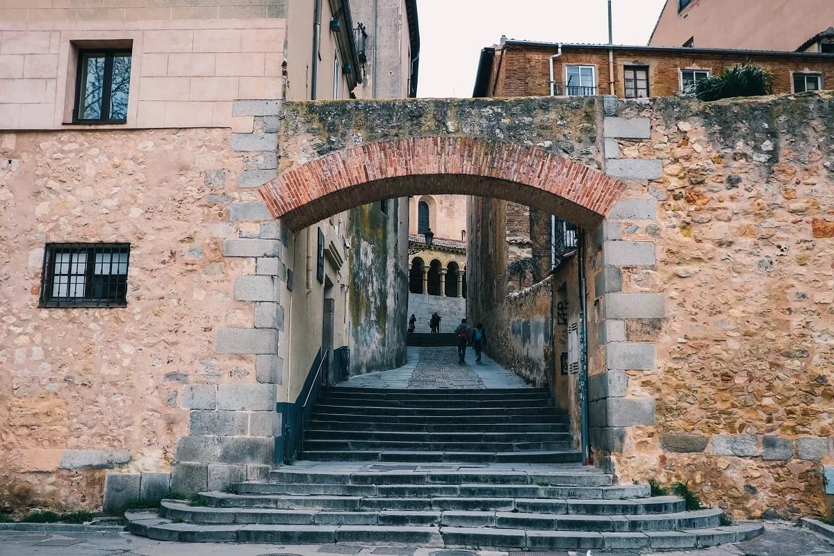 Porte d'entrée dans la vieille-ville avec des marches et une arche