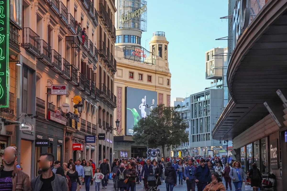 Rue commerçante dans Madrid
