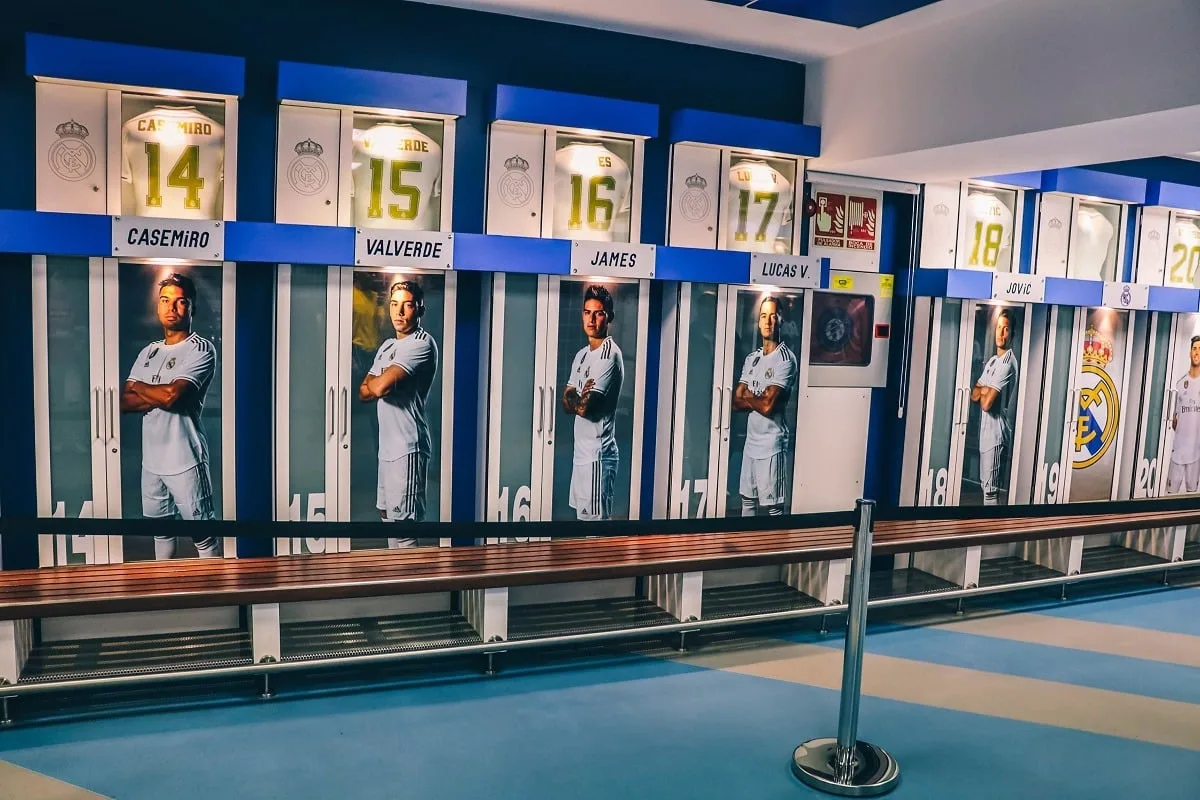 Vestiaires des joueurs pendant la visite du stade de foot du Bernabeu