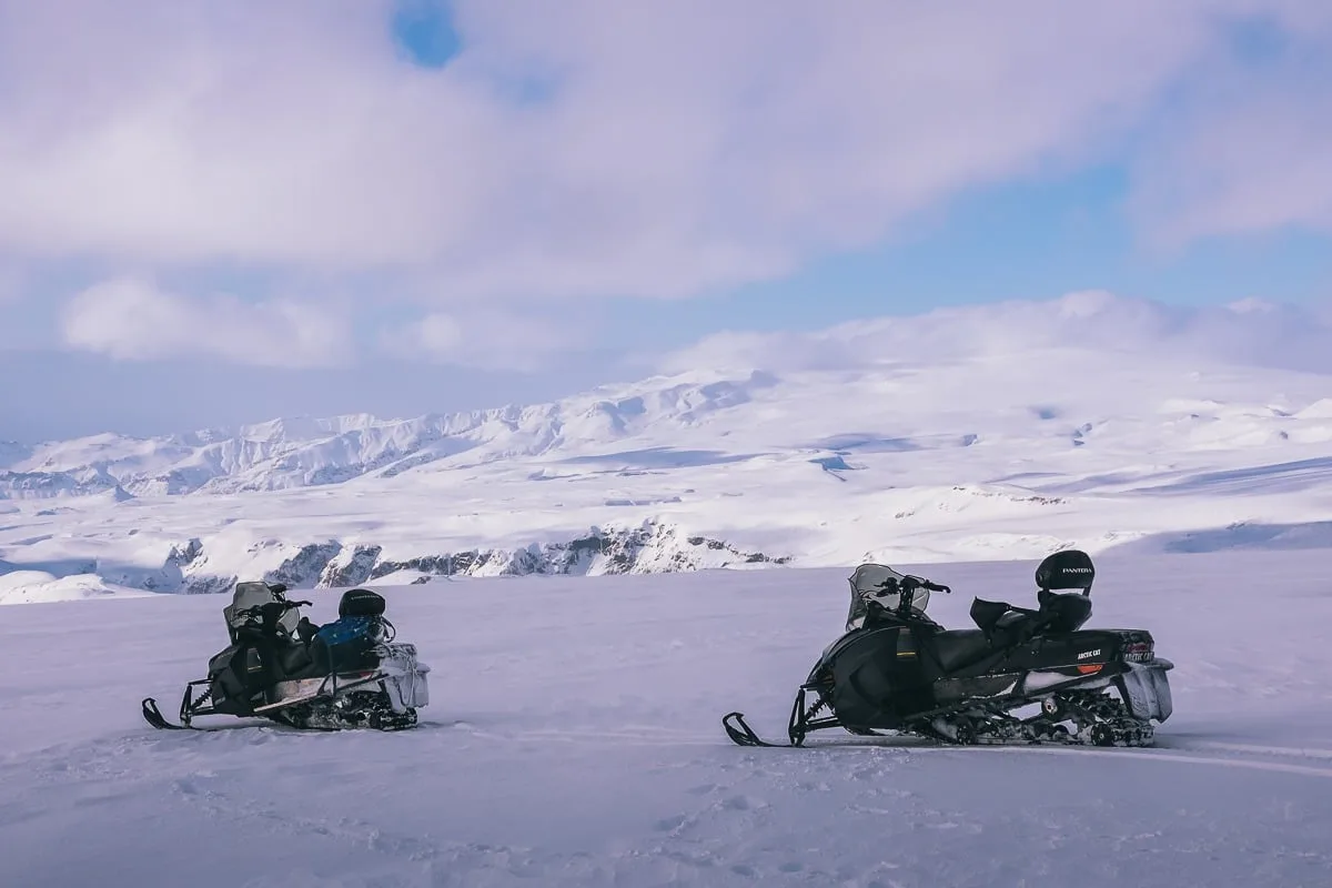 Deux motoneiges garés sur le glacier