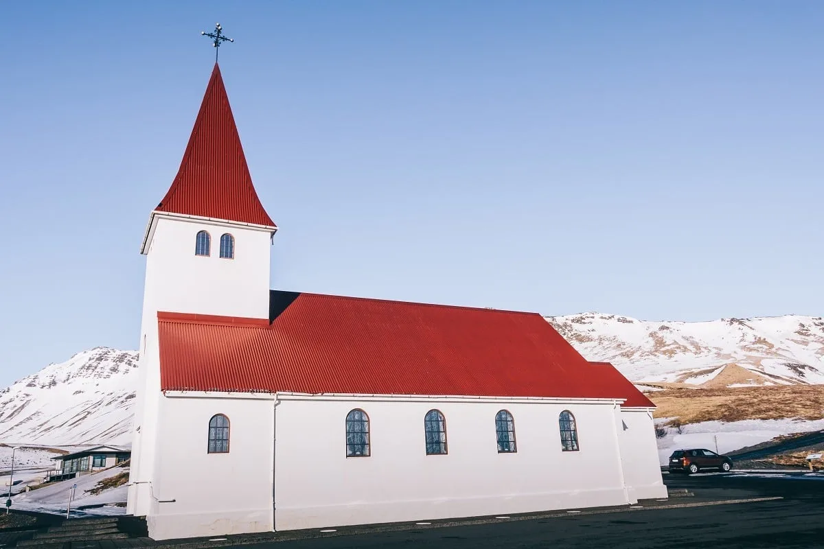Eglise avec toit rouge
