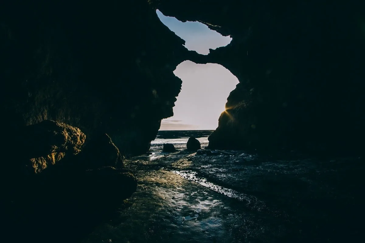 La cave en forme de Yoda près de Vik