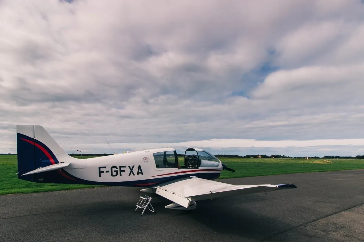 Petit avion sur une piste de décollage
